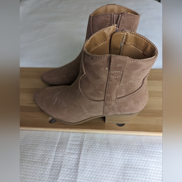 Qupid Austin Nights Embroidered Western Booties in Burlwood size 6 - Picture 3 of 7